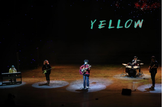 乐队表演《Yellow》